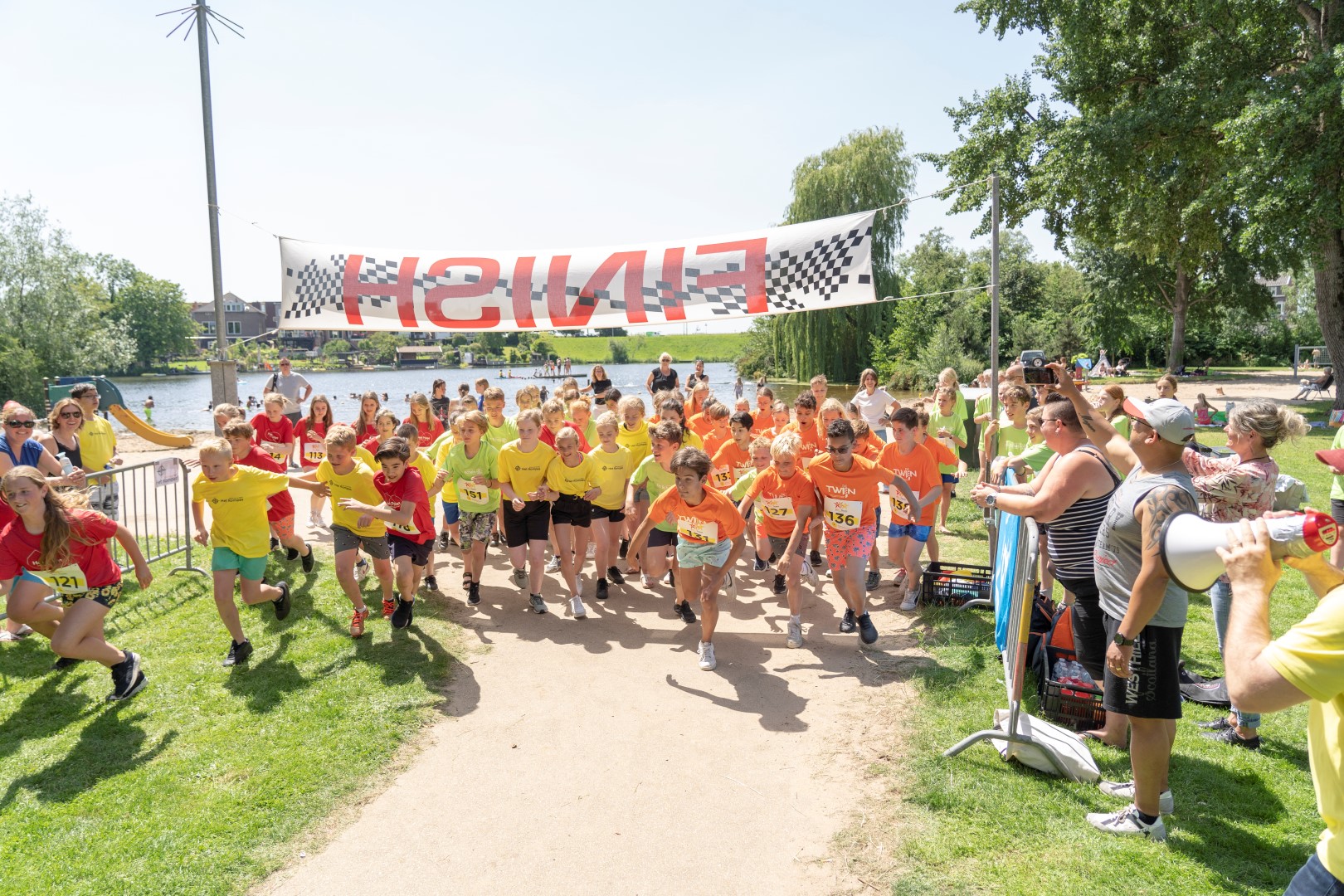 Voor de aanschaf van de t-shirts voor de kinderen, de startnummers en de inzet van de reddingsbrigade is een beroep gedaan op het Ondernemersfonds. Vanuit het trekkingsgebied Onderwijs zijn de kosten voor deze succesvolle dag vergoed.  Foto’s gemaakt door Peter Stam. Meer foto’s en artikel op de site van AlblasserdamsNieuws.